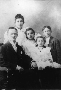 Greenhood Family, 1906 WS1580